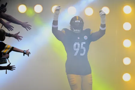 Steelers give DT Keeanu Benton 5-year deal